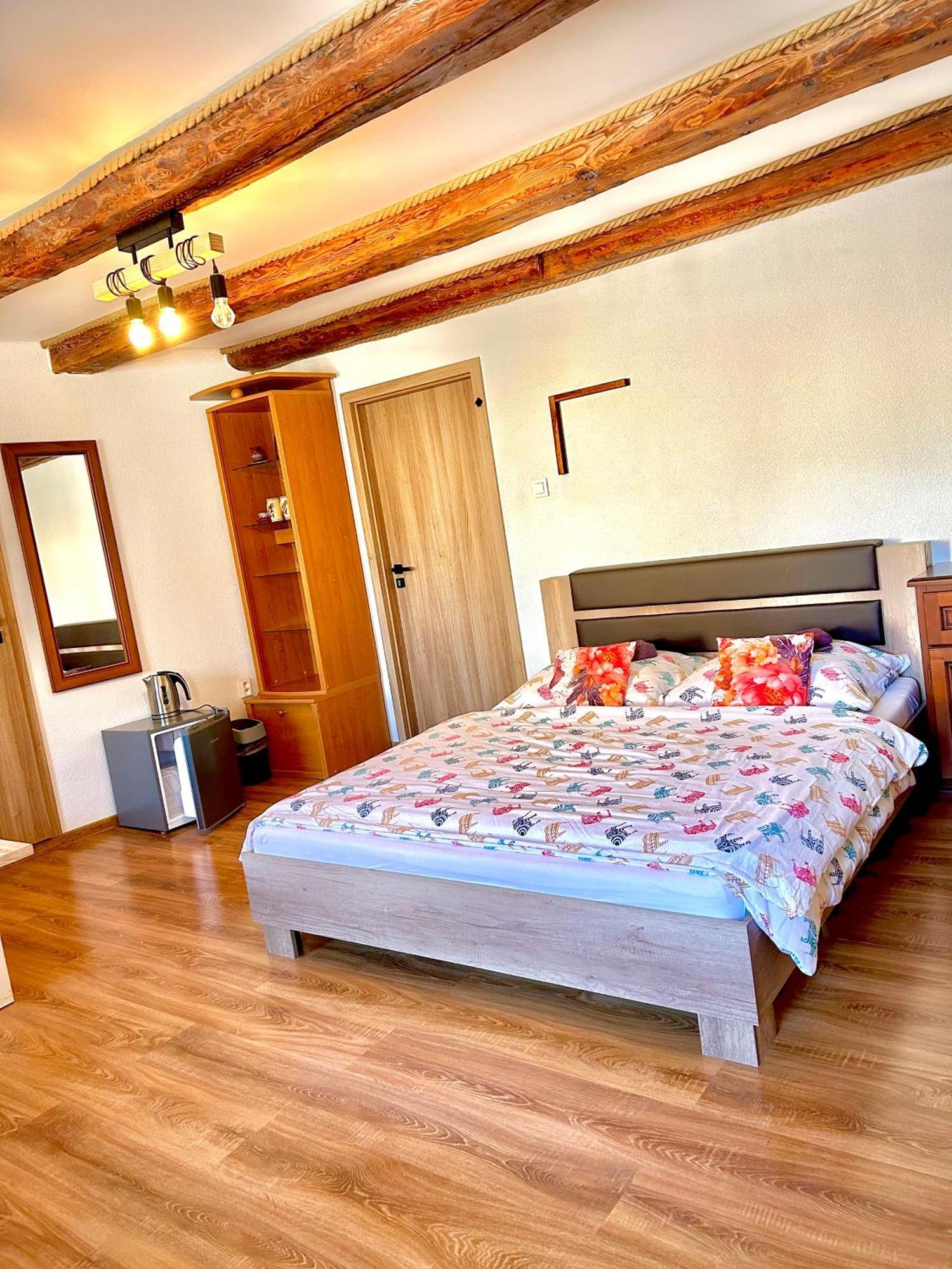 Apartman Velicka Vinaren Poprad Bagian luar foto